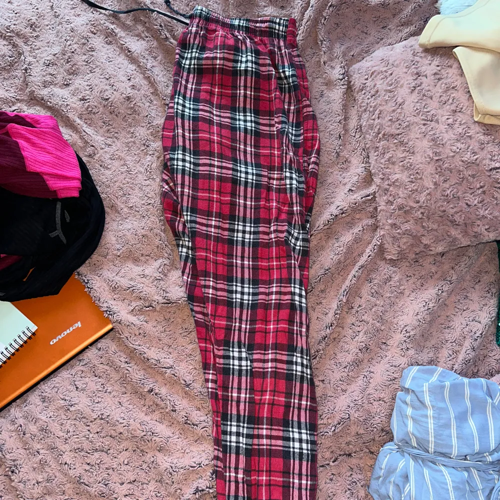 Ett par röda pyjamasbyxor. Storlek L. Jeans & Byxor.