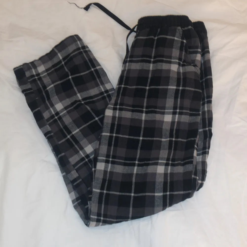 Ett par svart rutiga pyjamas byxor i bra skick💗 (Passar xs). Jeans & Byxor.