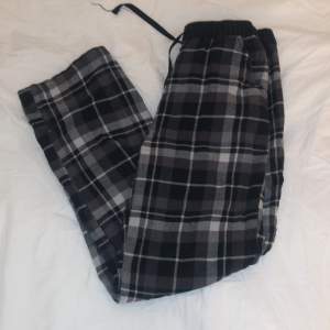 Ett par svart rutiga pyjamas byxor i bra skick💗 (Passar xs)