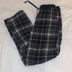Pyjamas byxor - Ett par svart rutiga pyjamas byxor i bra skick💗 (Passar xs)
