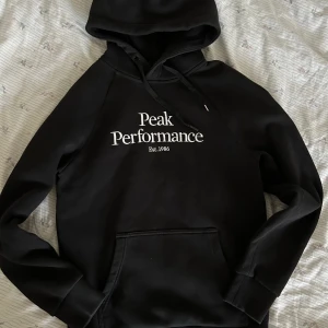PeakPerformance hoodie  - En svart PeakPerformance hoodie i mycket bra skick. Storlek S. Var uppmärksam på att ena hylsan på snöret är borta. Säljer då jag inte har fått användning av den. 