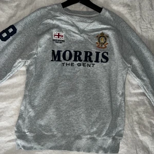Morris tröja  - Snygg Morris sweatshirt med lite old money stil! Skick 9/10 men en har ett litet hål som knappt syns! Passar xs-m Pris går att diskuteras!