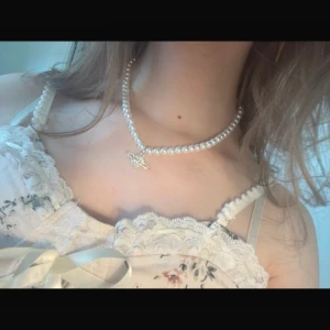 Jättefint halsband  - Säljer mitt fina Vivainne Westwood liknande halsband💕 nyskick och nästan aldrig använt, tror inte det sälja längre 