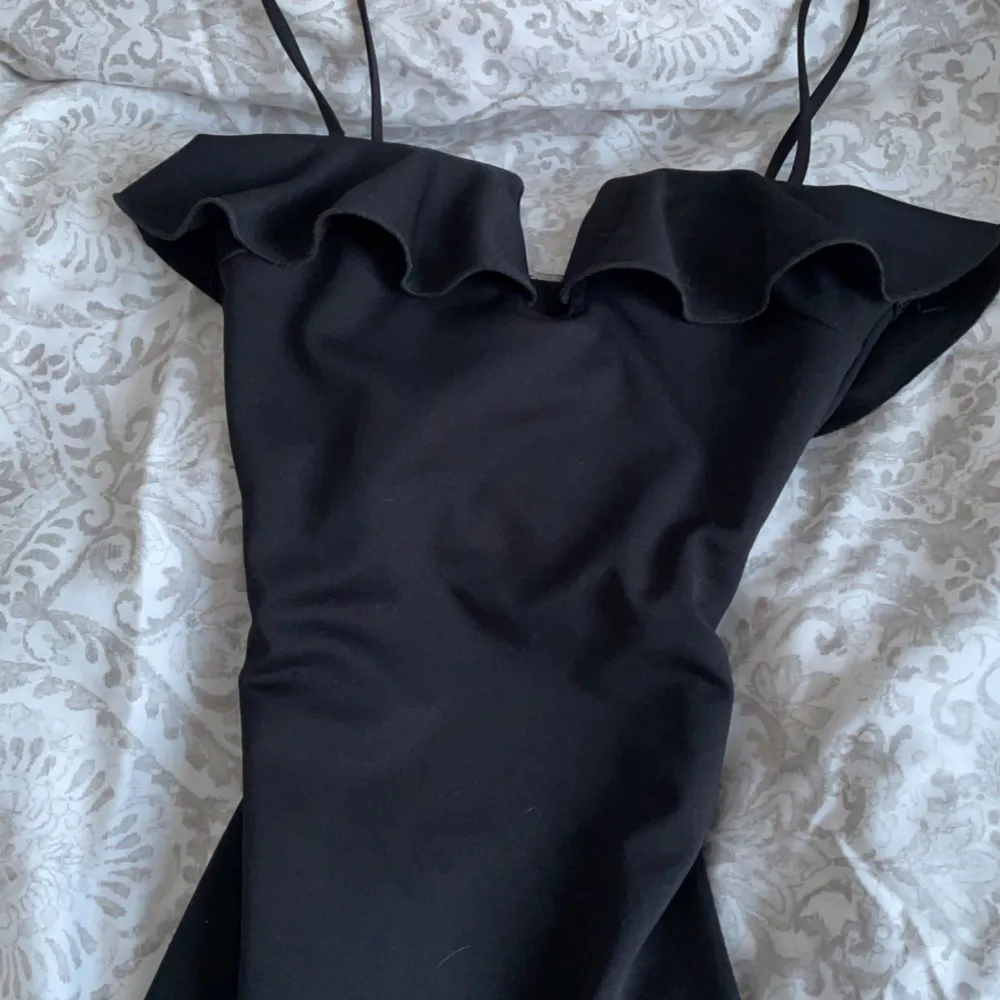 Jätte fin svart klänning, hade haft kvar den men passar tyvär inte💞 Har bara testat den en gång💞. Klänningar.