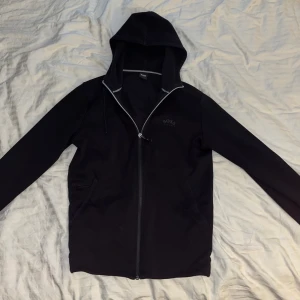 Hugo Boss HOODIE - Äkta hugo boss tröja. Säljs i befintligt skick, Där av priset. Liten skada som man kan se på andra bilden, Annars helt utmärkt. Pris kan diskuteras vid en snabb affär
