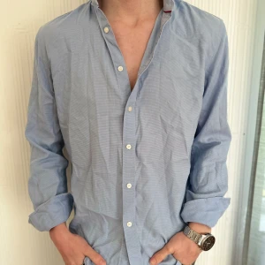 Ljusblå skjorta - Säljer denna feta skjortan. Ljusblå färg och passar som både S och M. Perfekt till sommaren eller som underlag till en kavaj eller sweatshirt!