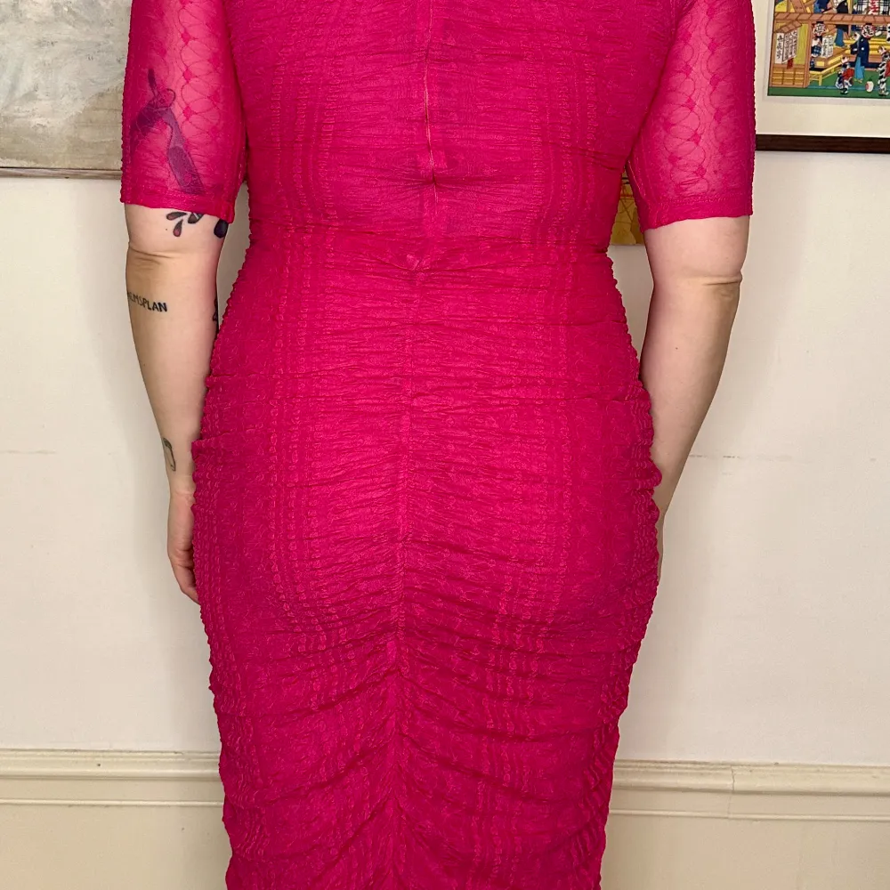 Rosa klänning i spets/mesh.   Aldrig använd, nyskick.  Inköpt, juli 2023. Klänningar.