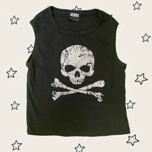 ”Skull top” 💕 - Säljer denna super coola toppen ifrån Minga London. Bra skick och säljer den för att den tyvärr inte kommer till användning längre🫶priset går att diskutera så lägg gärna ett prisförslag💕original priset:394 