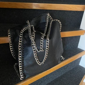 Stor tiamo väska - Säljer min superfina tiamo väska, jag använder den som skol-väska och man får plats med väldigt mycket. Defekter se bild 4 där den är lite trasig på ”tyget”. Inte rostig alls och alla tre dragkedjor funkar perfekt 👌🏼 kontakta mig för mer info☺️💗 