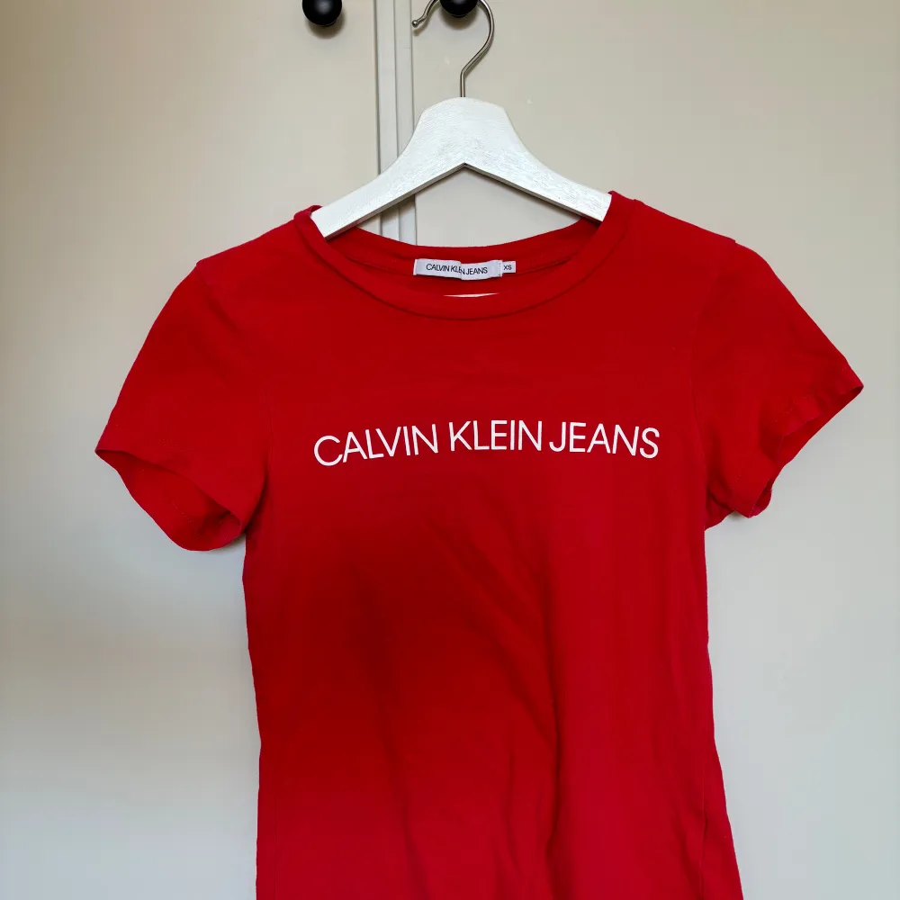 Röd Calvin Klein tshirt, använd nån gång! Passar mig som i vanliga fall har strl S. Mycket fint skick 🌸. T-shirts.