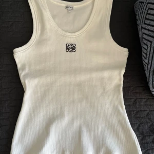 Loewe toptank vit - Vit top säljs