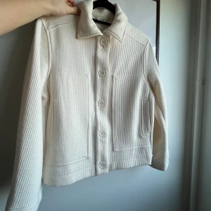 Tunn sommarjacka - Använd max 3 ggr. Fint skick! Något oversized. 