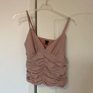 Glittrigt linne - Glittrigt linne i fint skick Beiget men kanske är väldigt ljus rosa. Varierar lite från vad folk tycker