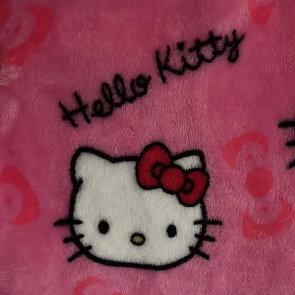 Supersnygga Hello Kitty pyjamas byxor!💕😻  Köpte dessa second hand, men säljer vidare då de tyvärr inte passade mig. Väldigt mjuka och sköna. Midjan är i resår och kan stretchas rejält. Innerbenslängd: 61,5cm  Kontaka gärna vid frågor💕. Jeans & Byxor.