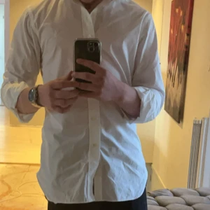 Ralph Lauren skjorta - Sjukt fet Ralph Lauren skjorta🔥Skick 9.5/10👌✅ Inga defekter✅Storlek 38✅ Är 173 och den är ganska lång men man kan stoppa in under bältet, förövrigt sitter den som en schmäck🔥 Vitt märke, syns inte jättebra men funkar ändå✅ Hör av er vid frågor!