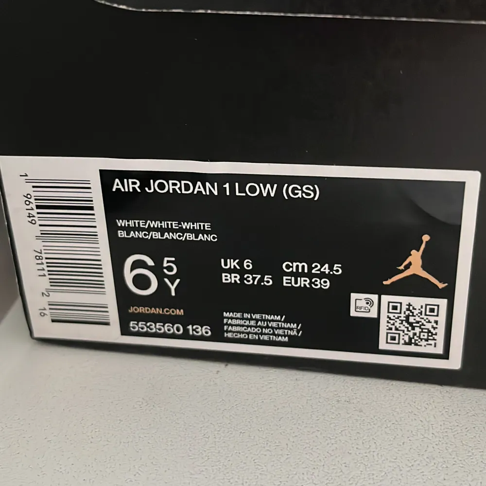 Ett par helt nya Air Jordans 1Low. Skickas i originalförpackning. Säljer pga köpt fel storlek och går inte att returnera. Skriv för fler bilder eller om du är intresserad 🤍 köpt för 1549kr, säljer för 850kr! Pris kan diskuteras vid snabb affär! . Skor.