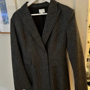 Figursydd kavaj - Världens snyggaste figursydda kavaj från H&M, aldrig använd och säljer pga för rakt över bysten.