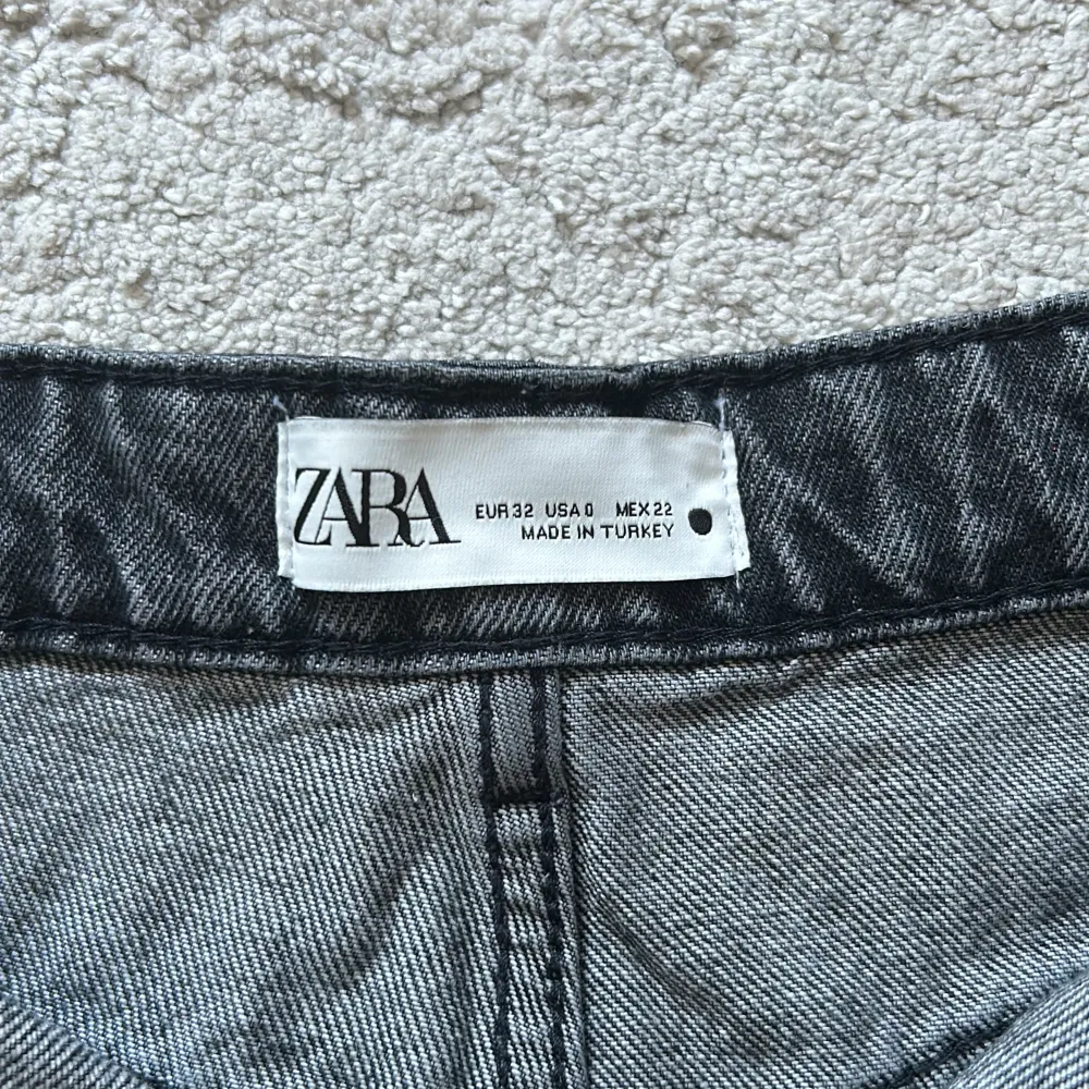 Gråa jeansshorts från Zara i storlek 32 i mycket fint skick.. Shorts.