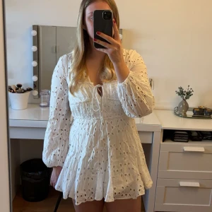 Studentklänning/ Vit klänning - Super fin klänning från Zara som passar jättebra till studenten/sommaren! Endast använd 1 gång och är som i nyskick. Finns en dragkedja på sidan och ett innertyg som gör att den inte är genomskinlig. Kontakta vid intresse, frakt tillkommer ☀️🤩
