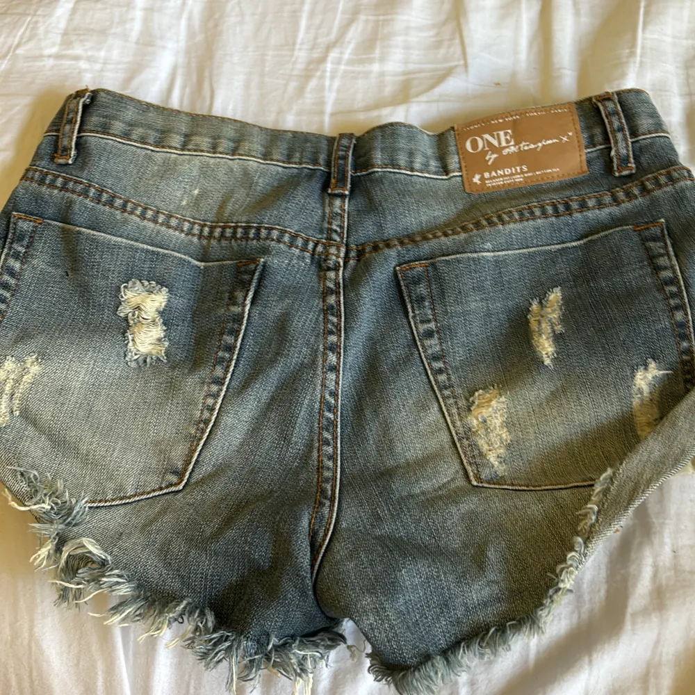 Skitsnygga jeansshorts som säljes då de tyvärr är förstora 💗de står ingen storlek men midjemått rakt över är 38 cm 💗skriv för fler bilder eller frågor. Shorts.