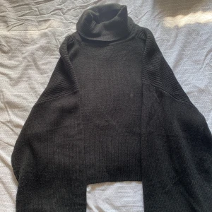 Stickad tröja - Jätte fin stickad tröja som är lite kortare i magen. 