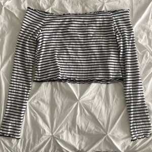 Off-shoulder topp - Fin topp från H&M där lappen är avklippt. Använd få gånger i bra skick💕