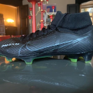 NIKE AIR ZOOM CLEATS - Tja! Säljer mina fotbollsskor i storlek 41! Eftersom att de är för små. Använda 3 träningar och köpta för 1999kr på unisport! Mitt pris blir däremot bara 1000kr. Vill ni ha mera bilder så är det bara att kontakta mig! 