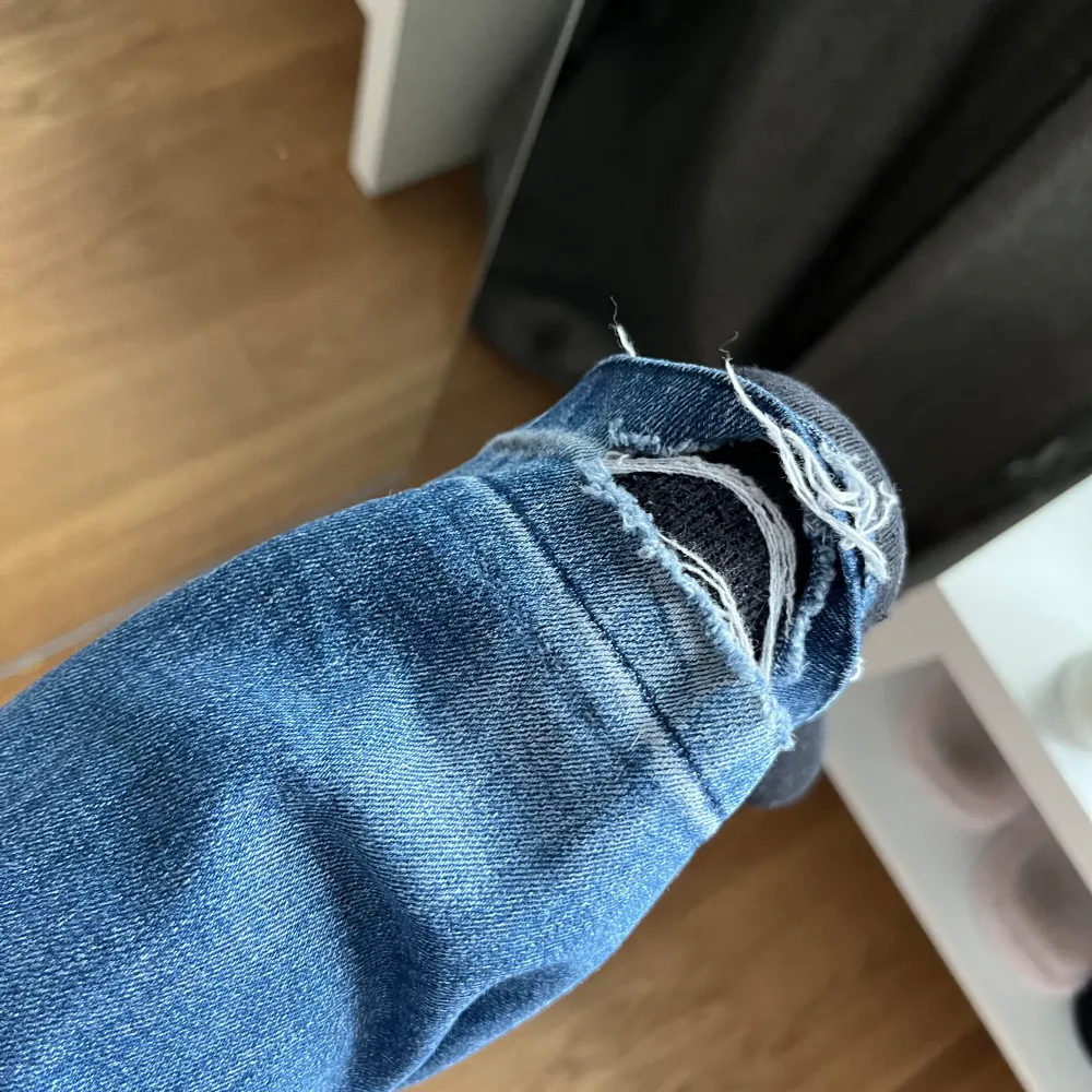Säljer de här lågmidjade blåa jeansen som jag har spretat upp längst ner. De är lite slitna längst ner då jag inte sytt upp de efter jag spretade men det går snabbt att göra! Säljer då jag inte använder de längre 💕. Jeans & Byxor.