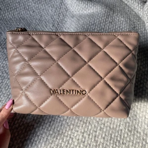 Necessär  - Necessär fårn märket Valentino köpt på zalando. I mycket bra skick! 