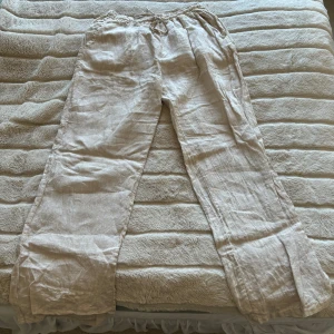 Linnebyxor - Inköpta i slutet av förra sommar, de är ganska skrynkliga på bilen eftersom de har varit vikta i en låda under många månader. Passar perfekt på mig som är 165cm. I princip oanvända!