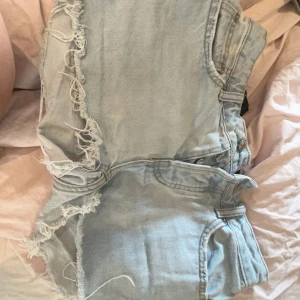 Lowwaist shorts från lager  - Lowwaist shorts från lager 157 använda 2-3 ggr. Säljer de pga av att de inte kommer till användning. 