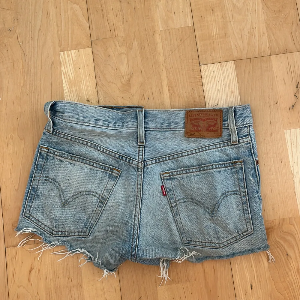 Säljer dessa jeansshortsen från Levi’s eftersom att de blivit lite korta. De är i ett väldigt bra skick! 🥰. Shorts.