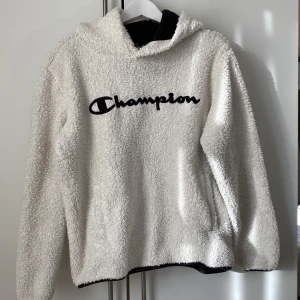 Champion hoodie - Säljer en hoodie från Champion i teddymaterial. Storleken är M och den är väldigt sparsamt använd. Kommer dessvärre inte till användning ☺️