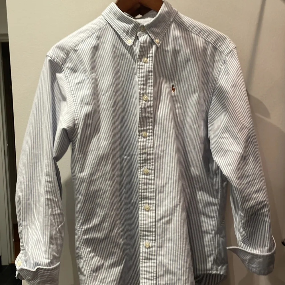 Tjennna! Säljer nu denna Ralph lauren skjorta för att den har blivit för liten. Den är i fint skick men har några småfläckar( titta bild 4). |Modellen är 180 o väger 80| Storlek 18 motsvarar ca S/M| !PM för frågor!  🚨PRISET ÄR INTE HUGGET I STEN🚨 🪨 . Skjortor.