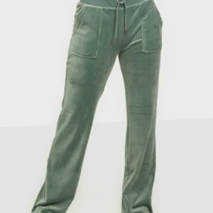 Juicy byxor - En metal grej på snöret är borta, men annars är dom i fint skick 