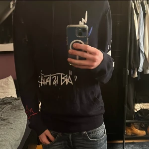 ZADIG HOODIE - säljer denna sjukt feta kashmir hoodie från Zadig & Voltaire då den är lite för stor för mig, använd endast 3 ggr. Nypris ca 6000. Pris kan diskuteras vid snabb affär