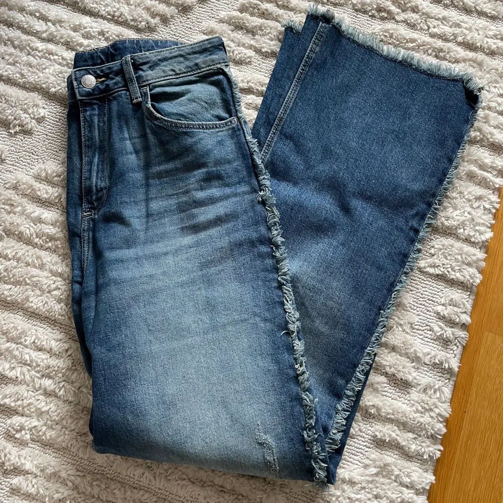 Mörkblåa bootcut jeans med fransar i sidan.  Använda 1 gång.  Storlek 170 men passar mig som vanligtvis har 36 och är 165cm lång. 💙. Jeans & Byxor.