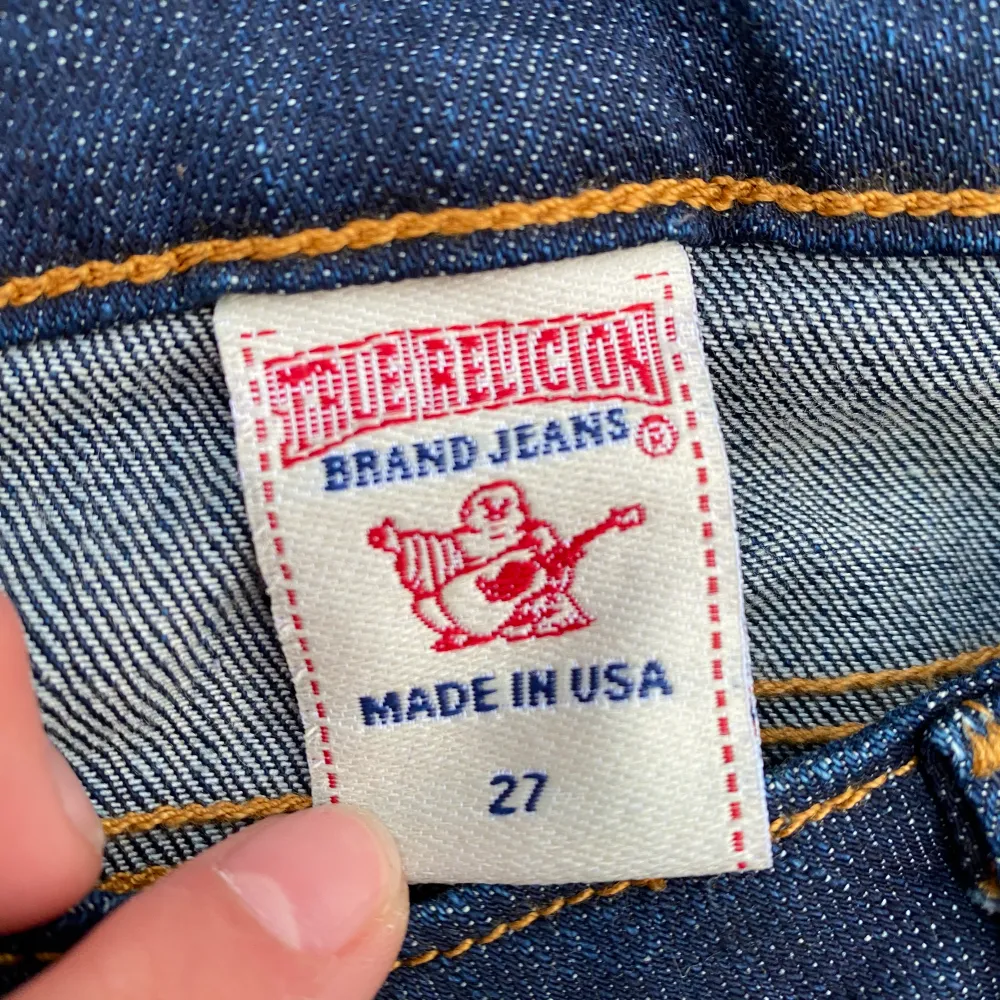Helt nya, oanvända true religion jeans. Straight fit, low rise. Är lite långa på mig och säljer därför vidare. Prislapps fästet sitter fortfarande kvar. Priset är diskuterbart. För mer frågor eller bilder är det bara att skriva till mig <3 . Jeans & Byxor.