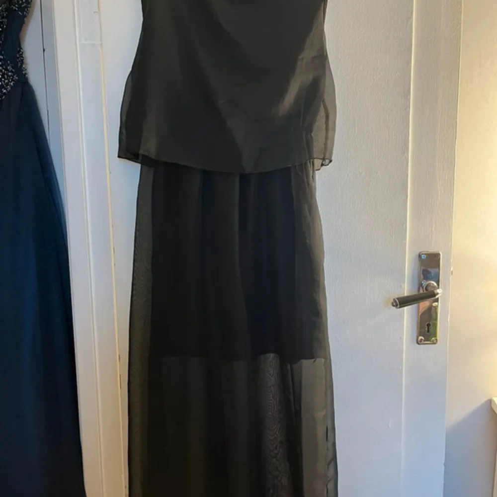 Säljer en snygg svart klänning då den inte kommer till användning. Gått upp vid axlen men lätt att sy. Klänningar.