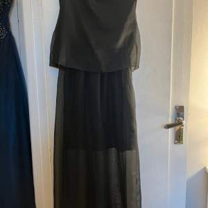 Säljer en snygg svart klänning då den inte kommer till användning. Gått upp vid axlen men lätt att sy