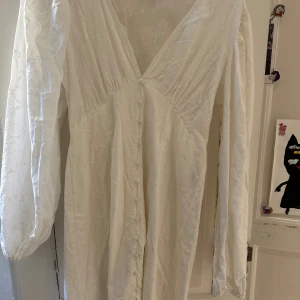 vit klänning - säljer min vita klänning som är använd 1 gång💕köpt för 699