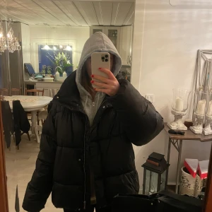 H&M jacka - jätte bra skick och knappt använd. Brukar ha S i jackor men den satt snyggt ändå❤️‍🔥