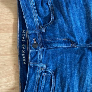 lågmidjade jeans från American Eagle - jätte fina jeans från American Eagle, de var först mid-waist men fixade om de till lågmidjade hos skrädderi i göteborg! (kostade cirka 400 kr att göra det) byxorna kostar runt 800 kr orginal pris. Skriv till mig om du har mer frågor 💙