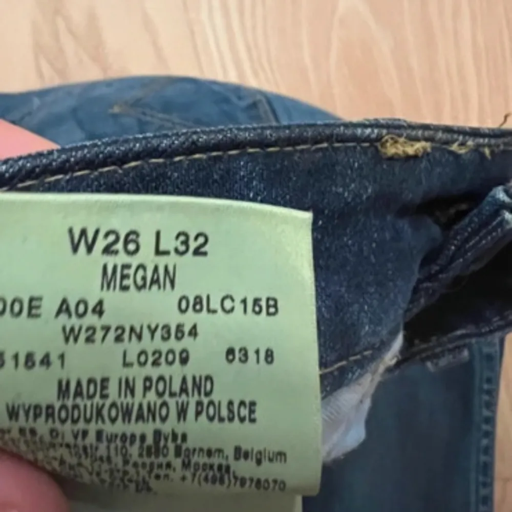 Lågmidjade bootcut jeans från Wrangler men köpta på vinted, lånade bilder. Storleken är 26x32. Jeans & Byxor.