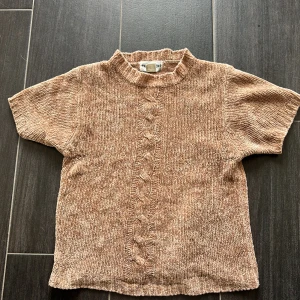 Stickad tröja  - Storlek s, har ett litet slitage som ni kan se på bild 3 