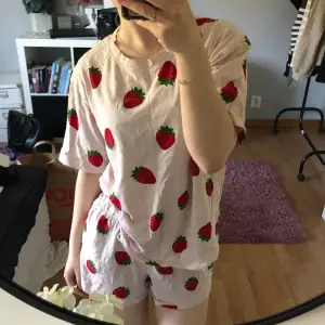 Säljer mitt supersöta pyjamassätt med jordgubbar på ❤️ Den har används några gånger, men det finns inga tecken på det. Lapparna är avklippta då dom var väldigt stora. Men storleken är xs och man kan tvätta den tillsammans med andra kläder som vanligt💗
