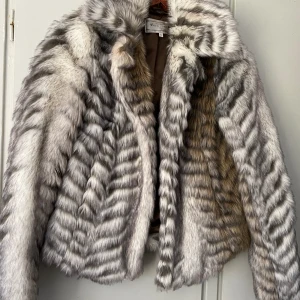 Pälsjacka  - Jättefin jacka som ja använt en gång! Var trasig när jag fick den så har lagat den i armarna! 