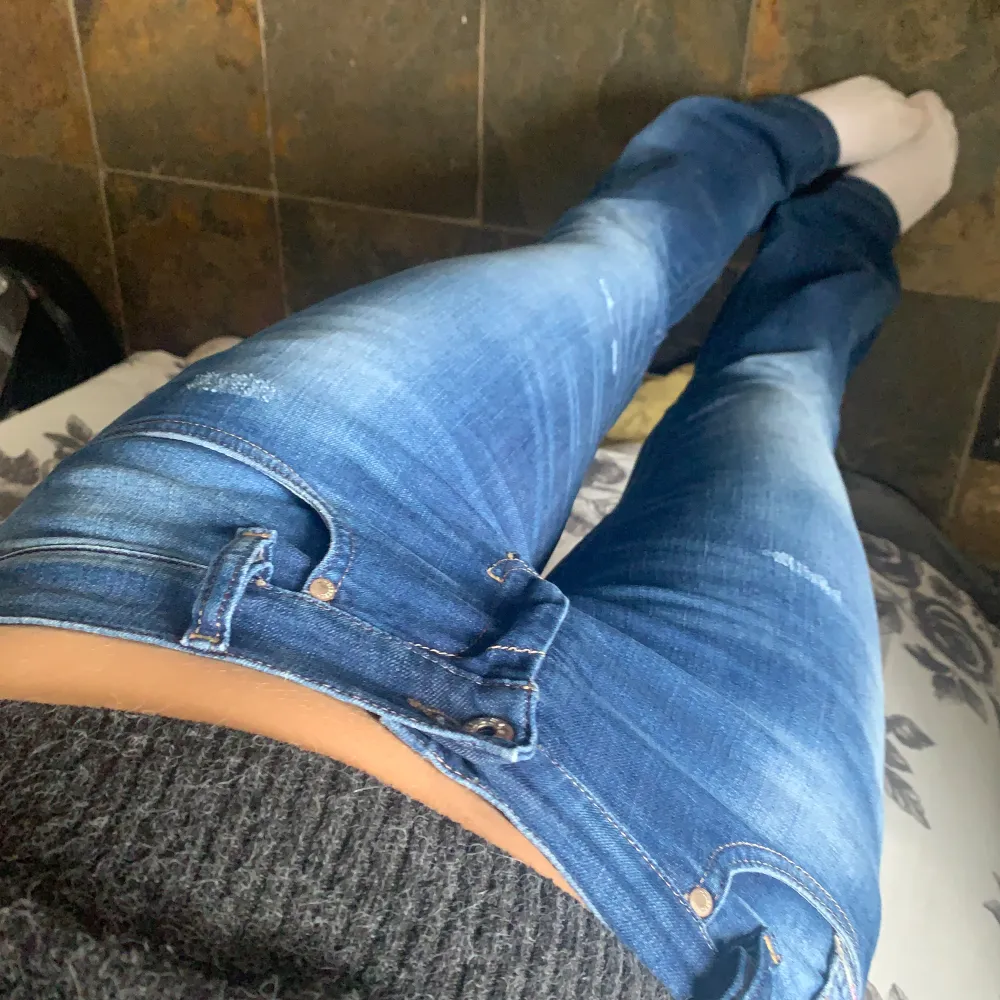 Jätte snygga blåa jeans med bootcut och slitningar🤩. Jeans & Byxor.