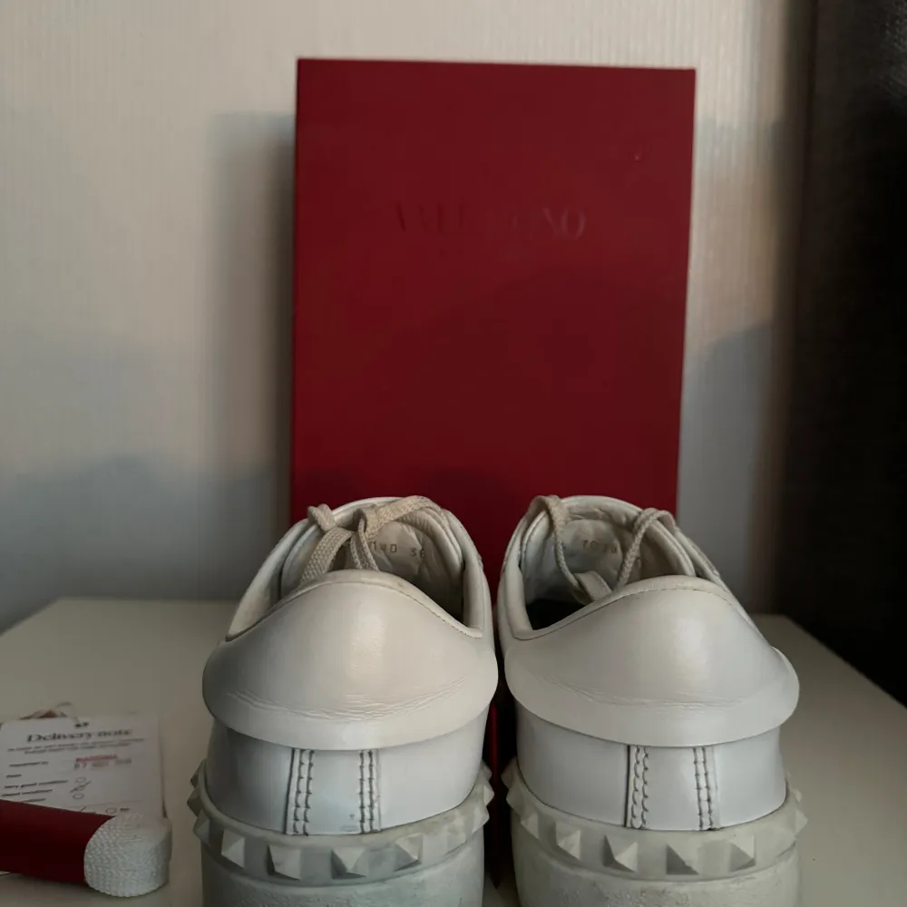 Sneakers från Valentino Box, dustbag, nya skosnören ingår Använda men bra skick  Nypris: 590€ Mitt pris: 1800kr. Skor.