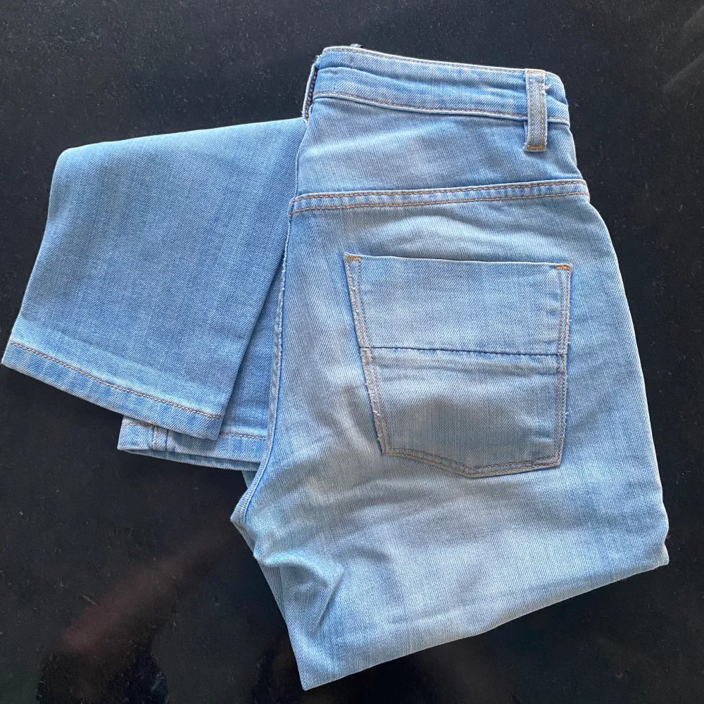 Skönaste jeansen har tyvärr blivit för små! Stretchiga i en smal modell med ljus tvätt. Strl 28 i midjan. Benlängd 67 cm. . Jeans & Byxor.